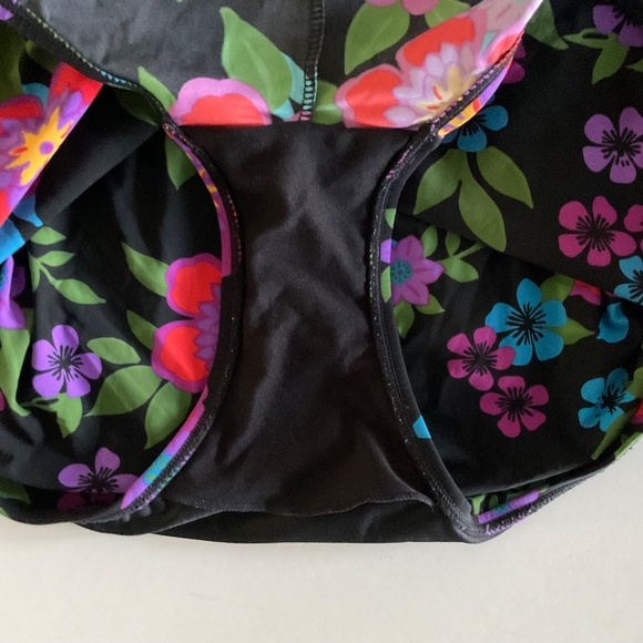 L.L.Bean Sunblocking Slimming One Piece Swimsuit Sz 16 Floral UPF 40+Cruise Chic - Picture 9 of 9